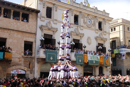 The Colla Jove Xiquets de Tarragona building a human tower at the 2019 Saint Felix day celebrations (Jordi Pujolar/ACN)